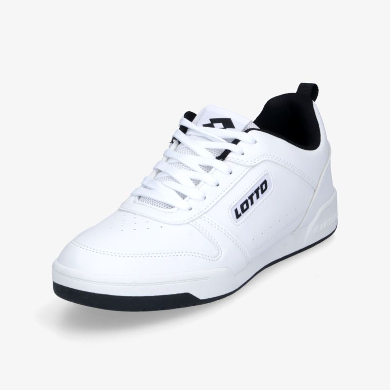 Weißer Sneaker in schräger Frontansicht mit robustem Design und atmungsaktiven Materialien, ideal für vielseitigen Einsatz