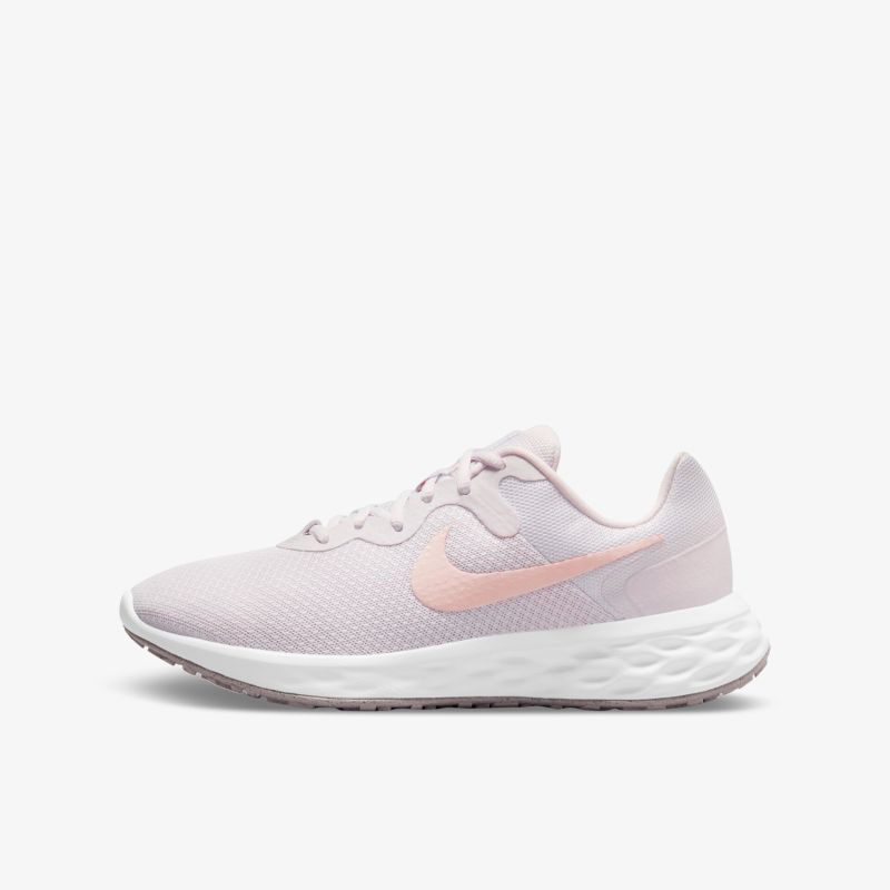 Sportlicher Sneaker mit gedämpfter Sohle und elegantem Design in sanften Farben, seitliche Ansicht.