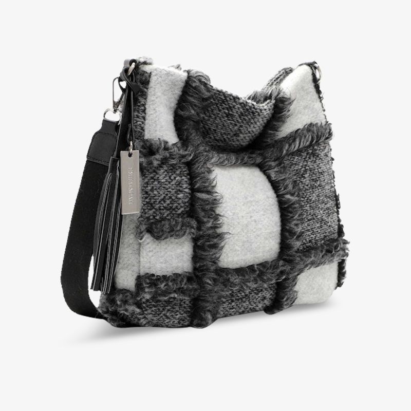 Stylische Schultertasche mit einzigartigem Design und schwarzem Träger perfekt für Alltag und besondere Anlässe.