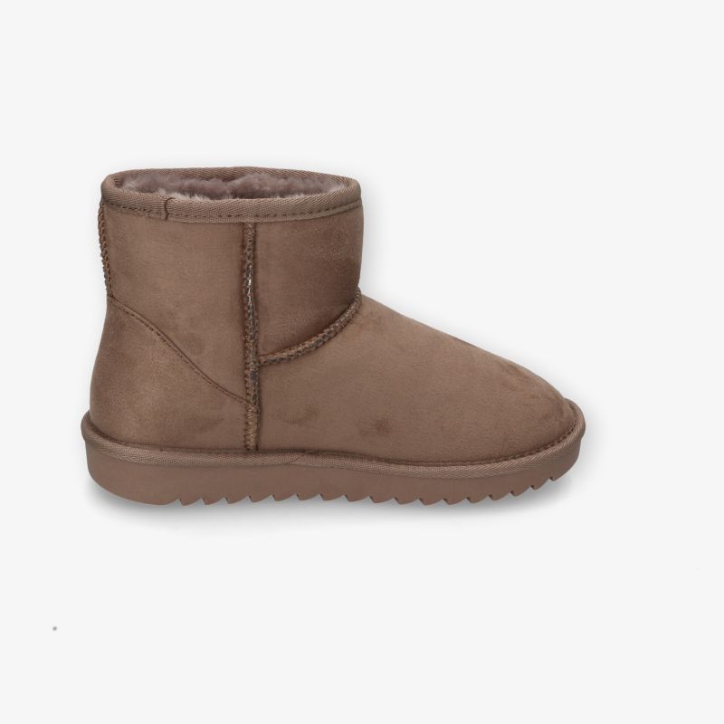 Bequemer brauner Winterstiefel mit weichem Innenfutter und rutschfester Sohle, seitliche Ansicht