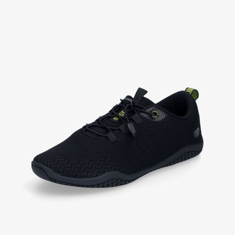 Leichter, atmungsaktiver Sneaker mit flexibler Passform und rutschfester Sohle in sportlicher 3/4-Ansicht
