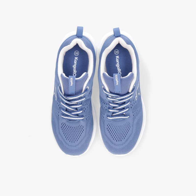 Blaue Sneaker mit atmungsaktivem Material und modischem Design, ideal für sportlichen Stil und Komfort.
