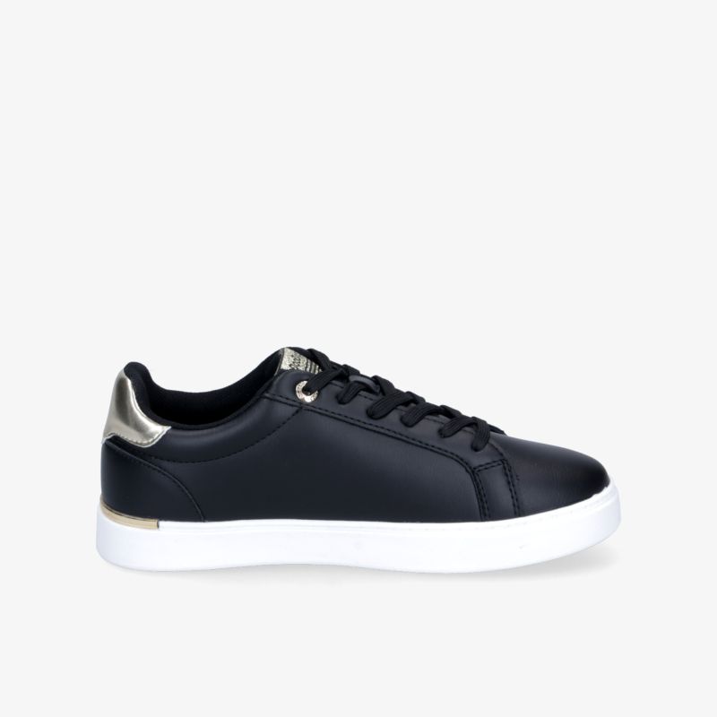 Schwarzer Sneaker mit weißer Sohle in klarer Seitenansicht, bequem und sportlich, modernes Design