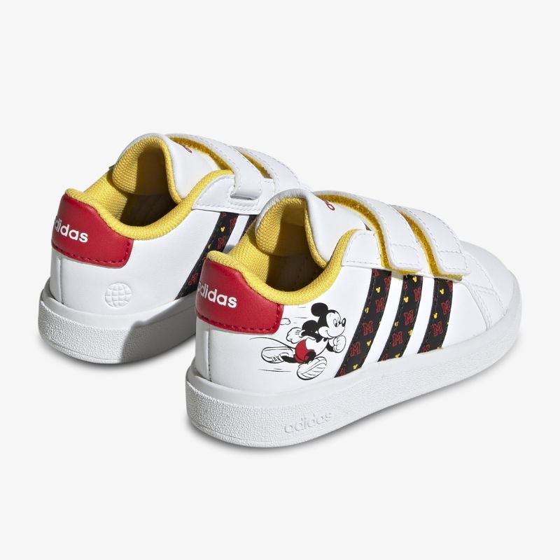 Stylische weiße Sneakers mit Disney-Thema, roten Akzenten und gelben Details, perfekt für den Alltag.