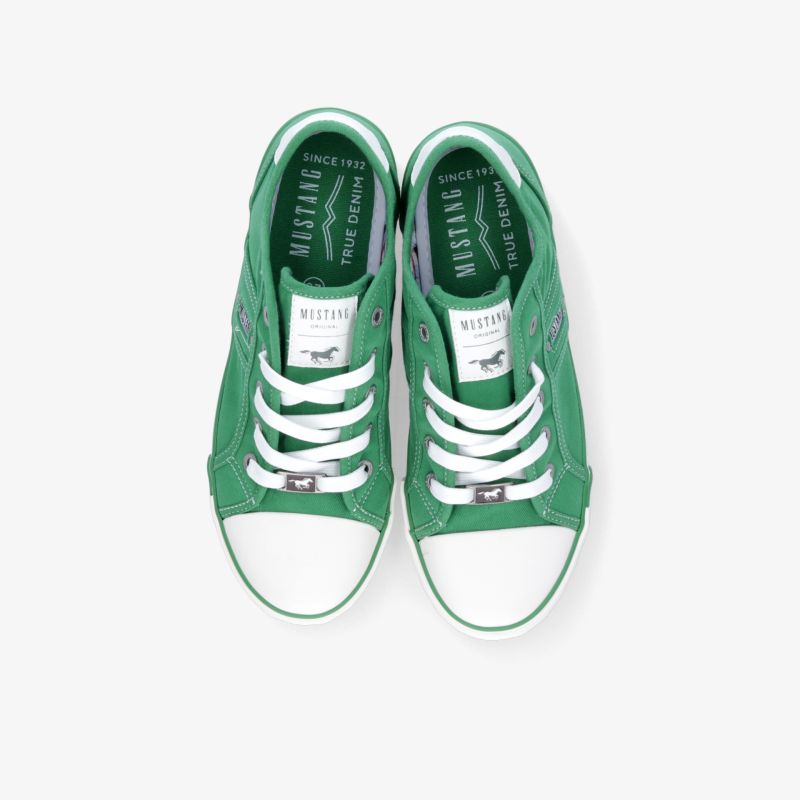 Grüne leichte Sneaker als Paar in Draufsicht, komfortabel mit flexibler Sohle und sportlichem Design