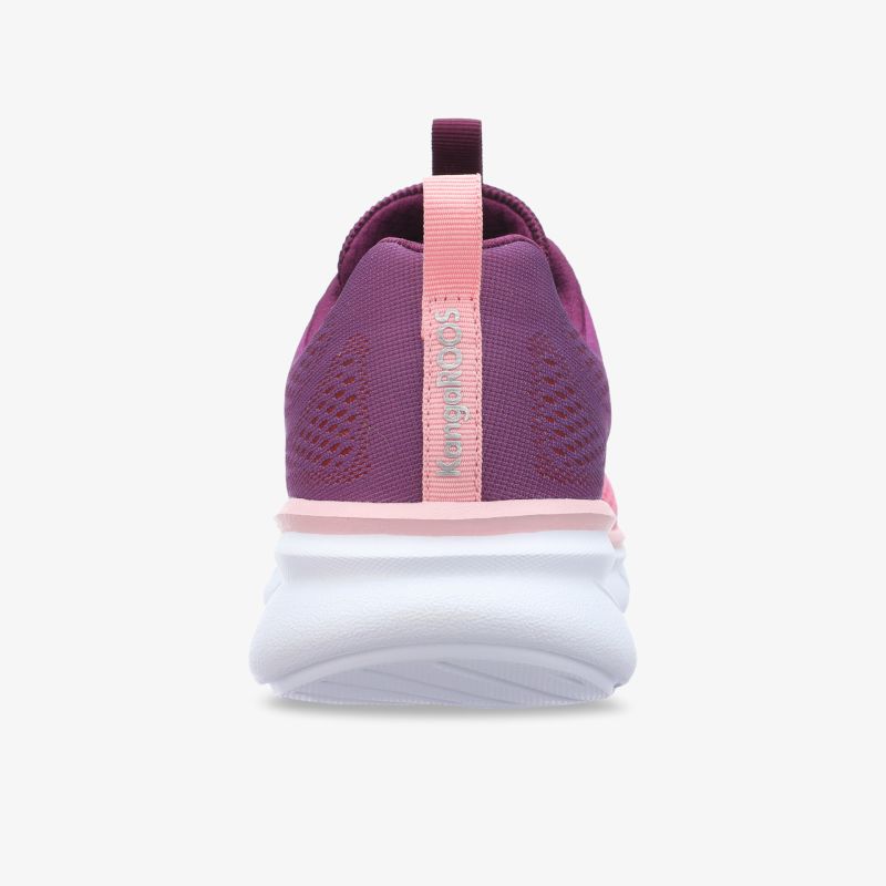 Moderner Sportschuh mit leichter, dämpfender Sohle und atmungsaktivem Material in stabiler Rückansicht