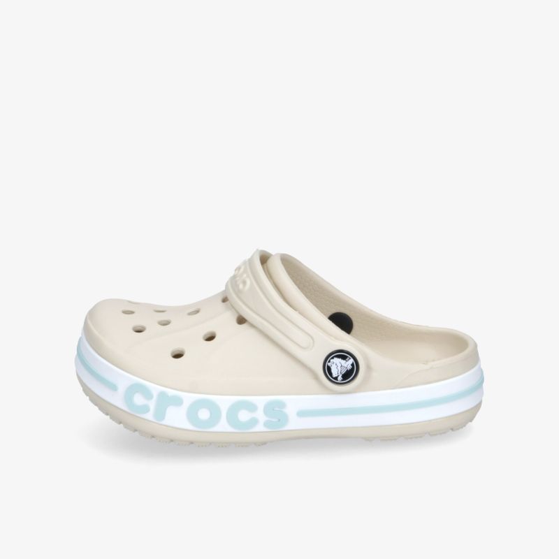 Beiger Crocs Schuh mit atmungsaktiven Löchern, ergonomischer Form und rutschfester Sohle für hohen Tragekomfort