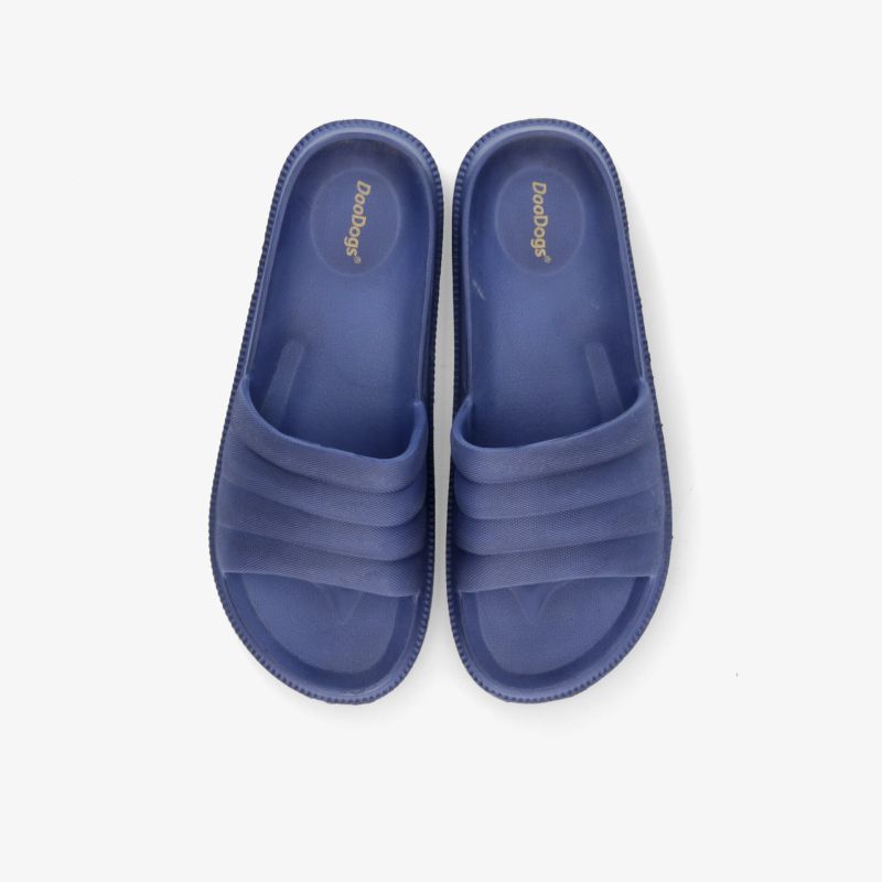 Blaue Slipper mit ergonomischem Design und gepolsterter Sohle, ideal für Komfort und Stil im Alltag.