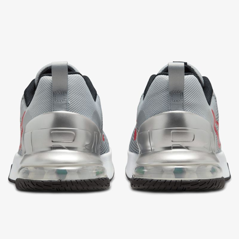 Rückansicht moderner Sportschuh mit reflektierendem Design und robuster Gummisohle