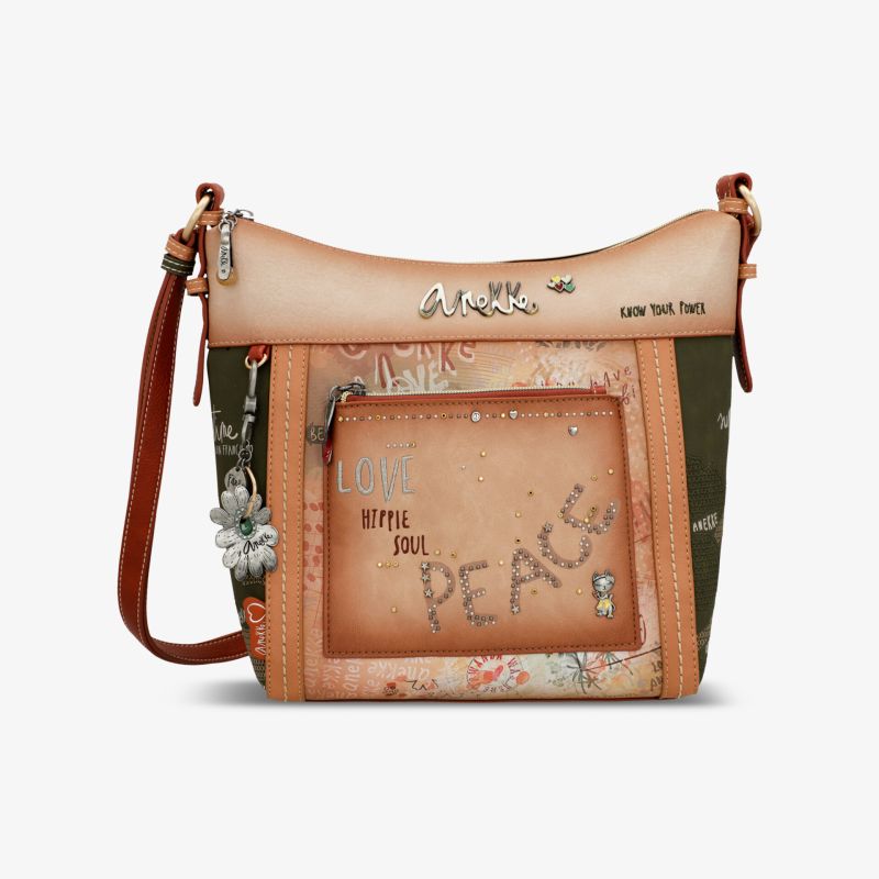 Moderne beige-grüne Umhängetasche mit Reißverschluss und verstellbarem Schulterriemen, dekorative Anhänger und Metall-Details