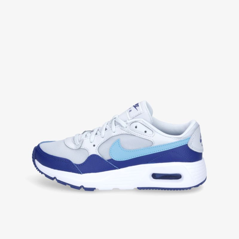 Moderner Sneaker mit auffälligem blauen Akzent und luftgepolsterter Sohle für maximalen Tragekomfort.