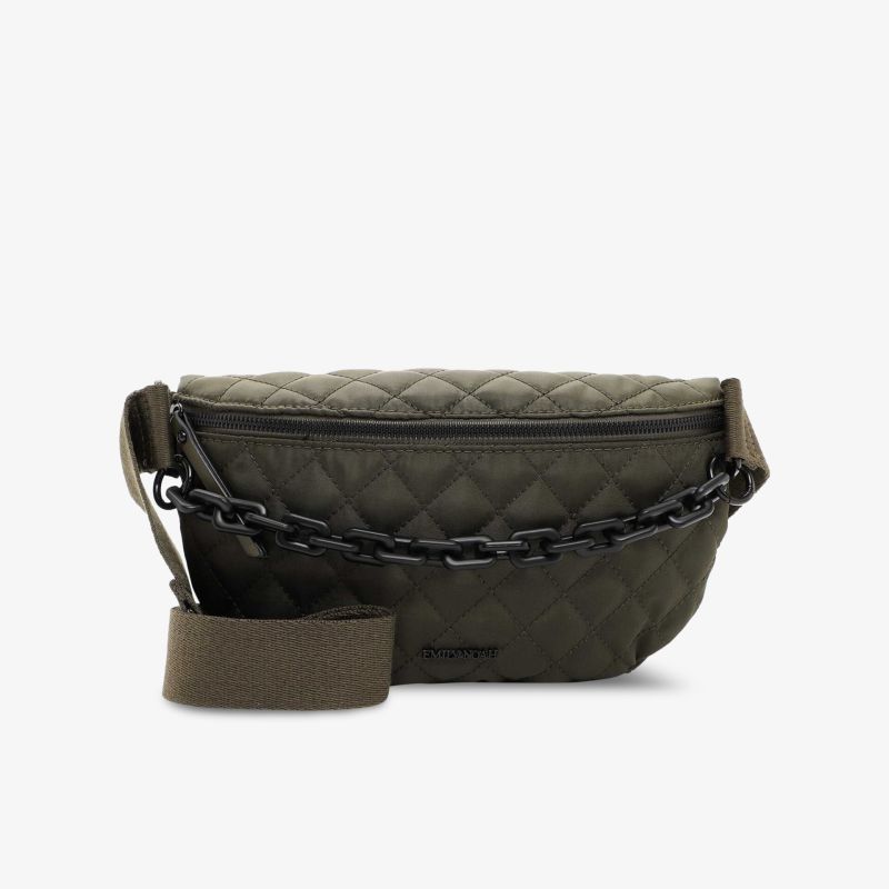 Elegante stegppte Bauchtasche mit Kettendetail und verstellbarem Gurt für vielseitigen Stil.