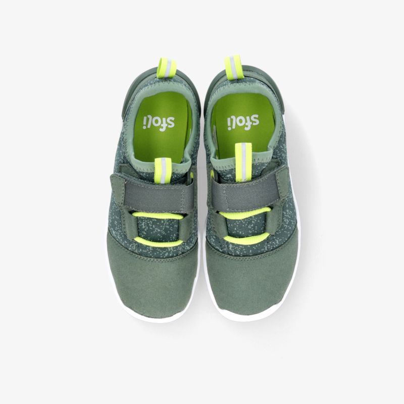 Stilvolle grüne Sneaker mit Klettverschluss und leuchtend gelben Akzenten für optimalen Tragekomfort und Halt.