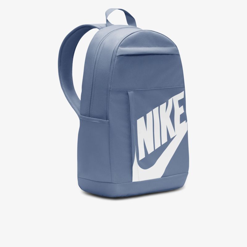 Blauer Nike Rucksack mit großem Logo, ideal für Alltag und Sport.