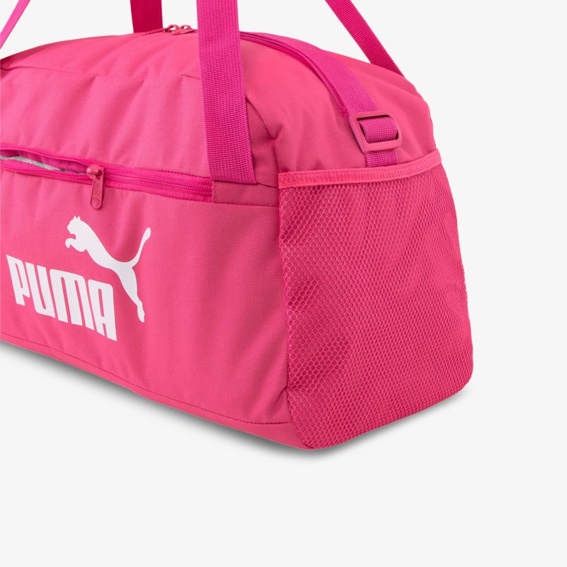 Geräumige pinke Sporttasche mit stilvollem Design und markantem Puma-Logo.