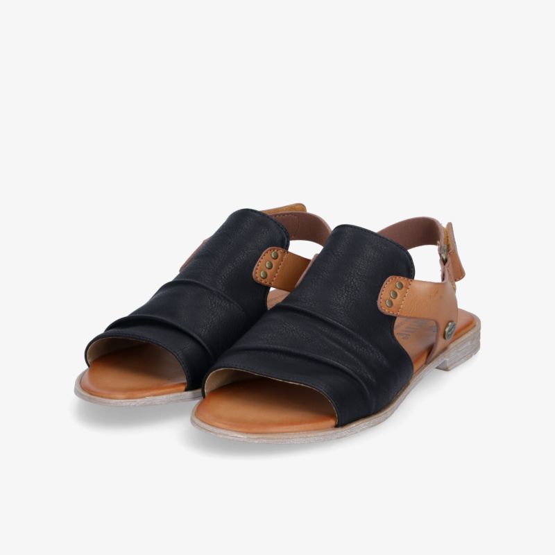 Schräg vorne aufgenommene bequeme Ledersandalen mit verstellbarem Riemen und offener Zehenpartie