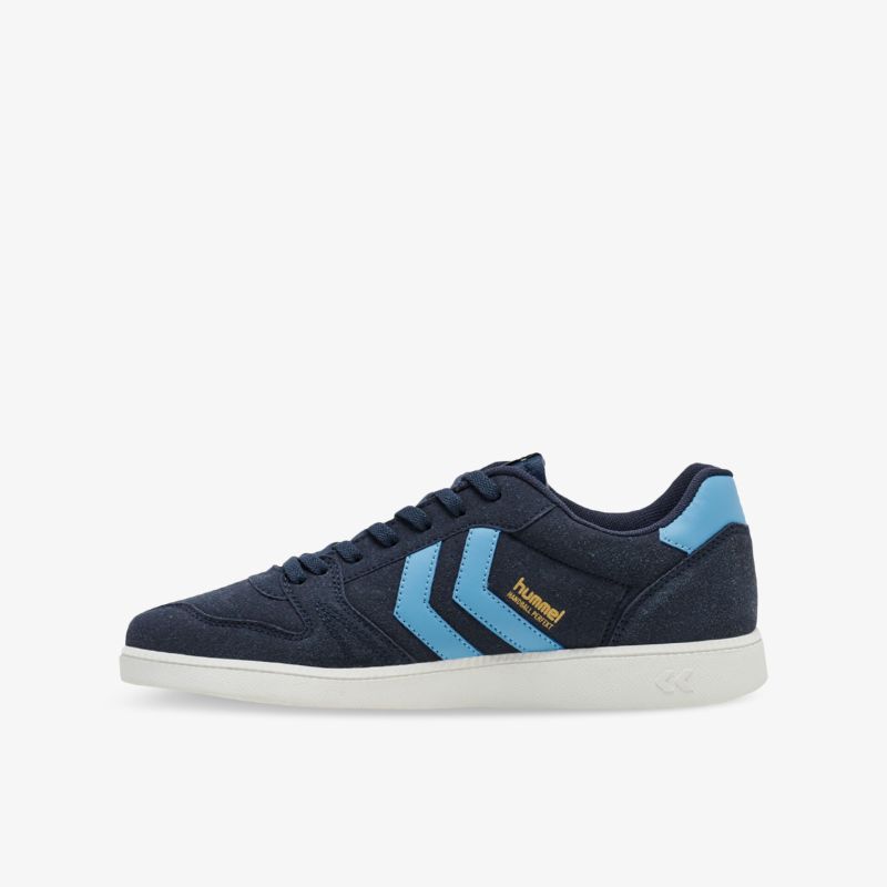 Moderner navy Sneaker mit blauen Details und weißer Sohle, ideal für Sport und Freizeit.