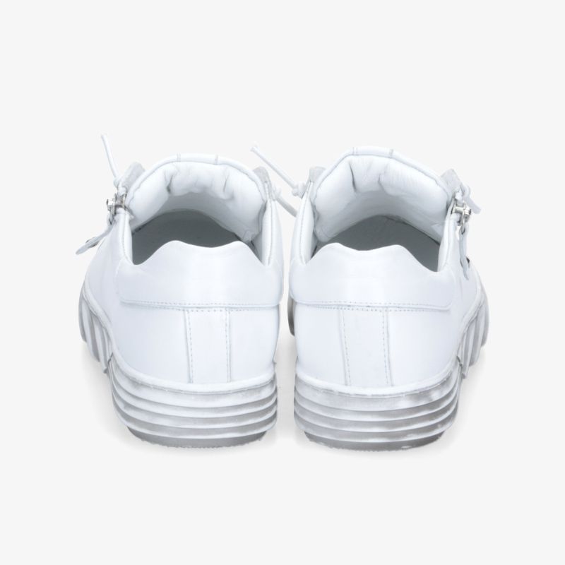 Moderne weiße Sneaker von hinten mit bequemer Passform und stilvollem Design.