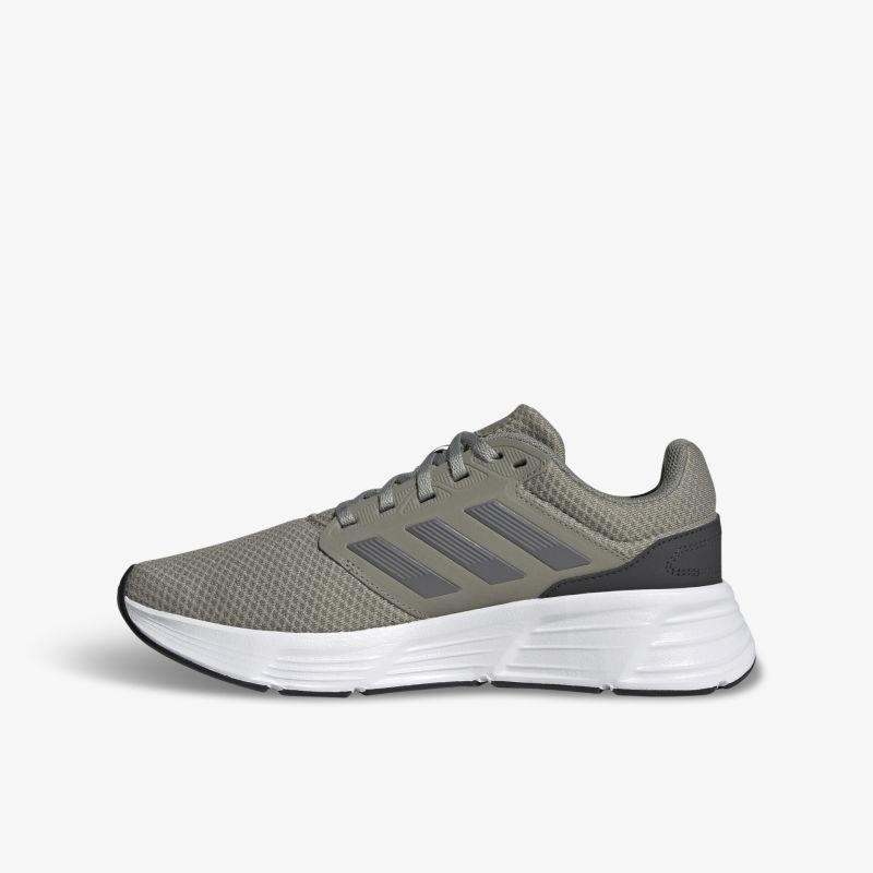 Graue Sportschuhe mit atmungsaktivem Obermaterial und gepolsterter Sohle für optimalen Komfort und Style.