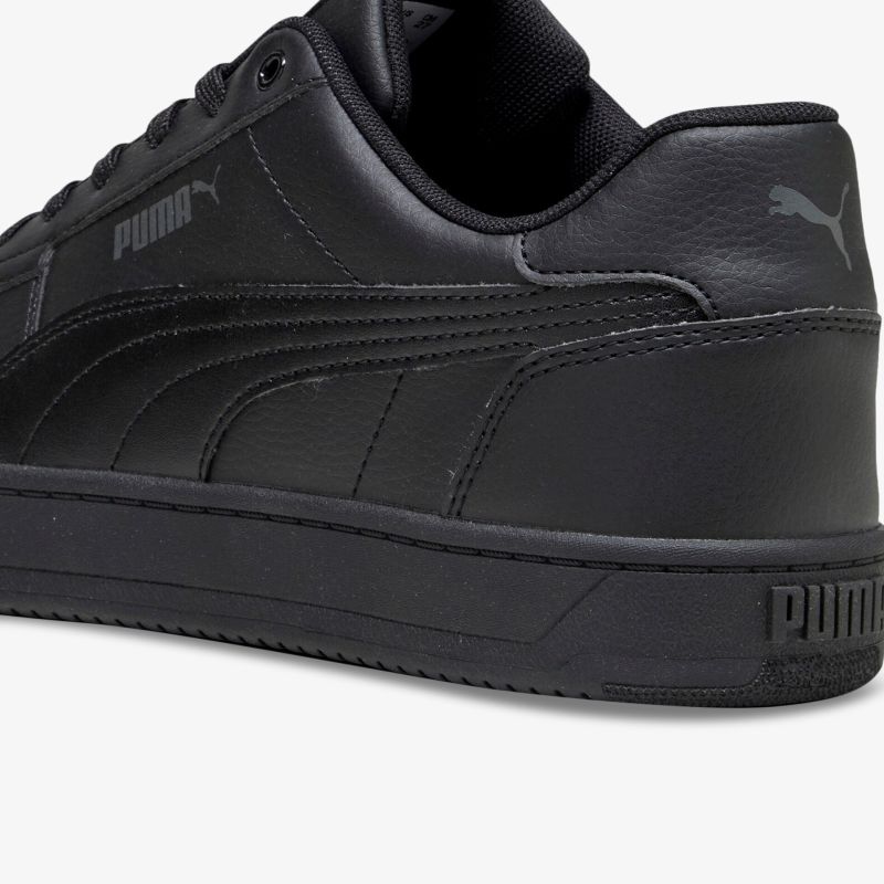 Elegante schwarze Sneaker mit markantem Logo und stabilem Design für vielseitige Stiloptionen.