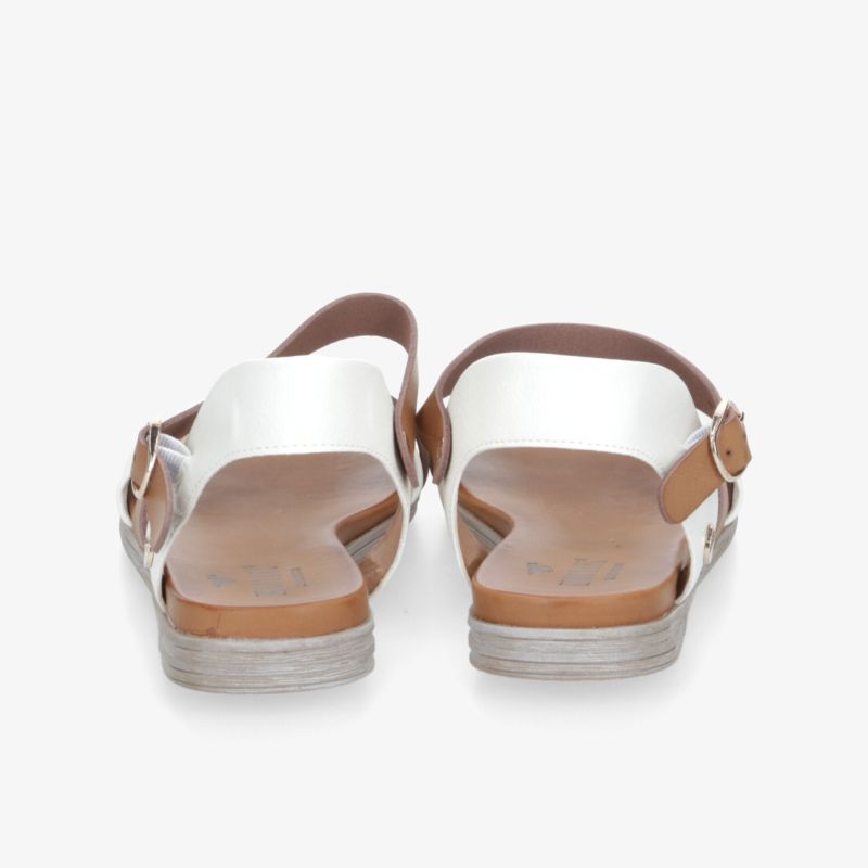 Bequeme braun-weiße Sandalen mit verstellbaren Riemen und gepolsterter Sohle im Paar von hinten gezeigt