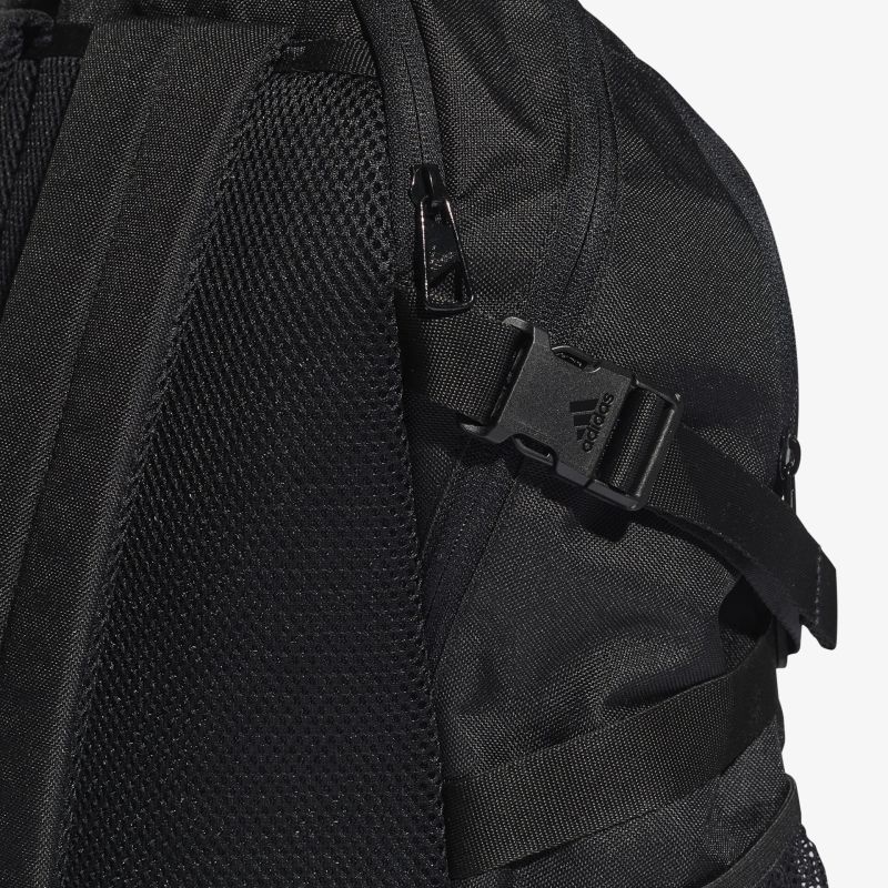 Schwarzer Rucksack mit gepolsterten Trägern, vielseitigen Taschen und robustem Verschlusssystem für optimalen Komfort.