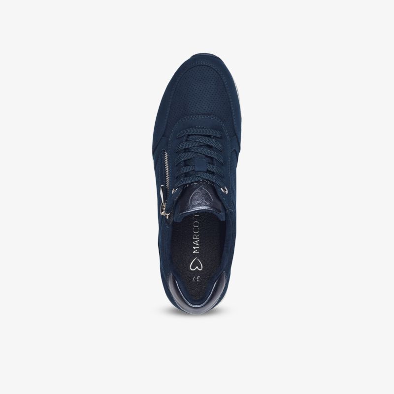 Schwarzer Sneaker in Draufsicht mit modernen Schnürsenkeln, rutschfester Sohle und sportlichem Design