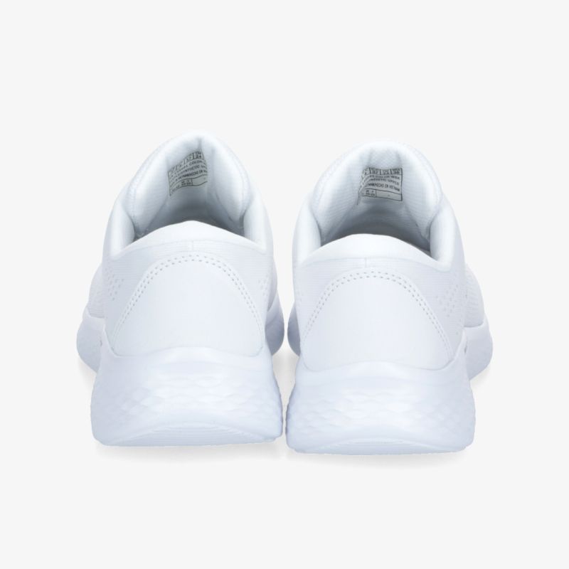 Weißer Sneaker mit rutschfester Sohle für optimalen Tragekomfort und modernes Design