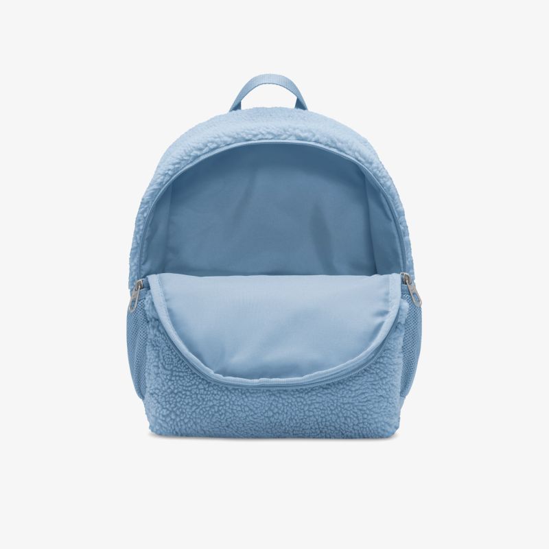 Blauer Rucksack mit Plüschdetail und Fronttasche, ideal für stilvolle, praktische Aufbewahrung.