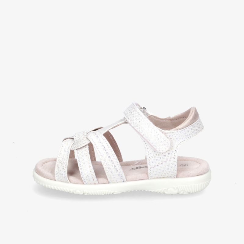 Modische weiße Sandale mit Klettverschluss, ideal für den Sommer, bietet Komfort und Stil für den Alltag.