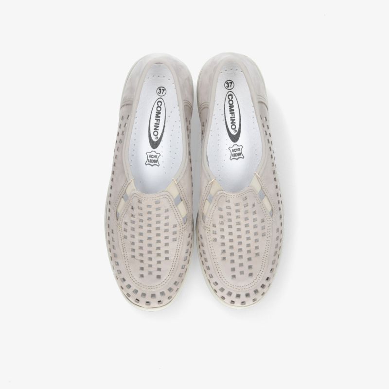 Bequeme, leichte Schuhe mit atmungsaktivem Design und rutschfester Sohle in neutralem Farbton von oben.