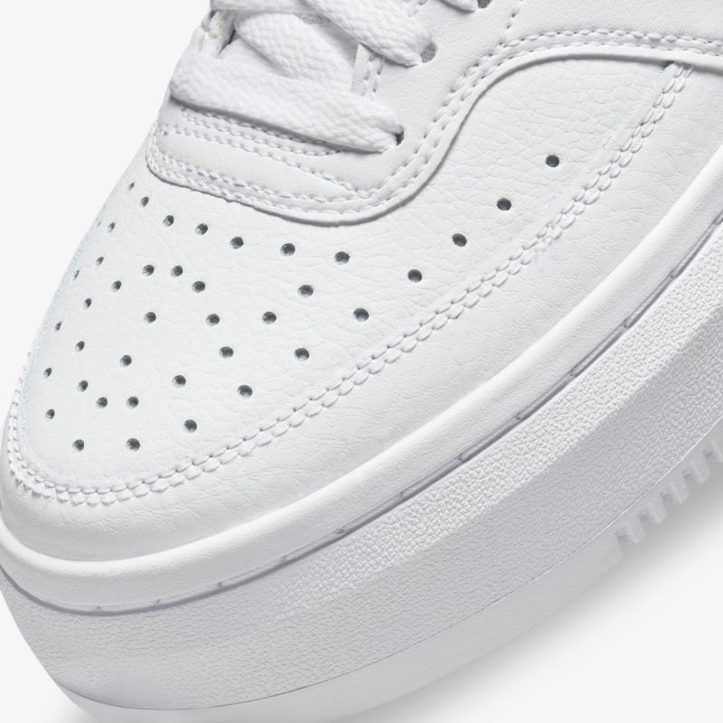 Moderner weißer Sneaker aus Leder mit perforierter Oberfläche und robuster Sohle für optimalen Komfort.