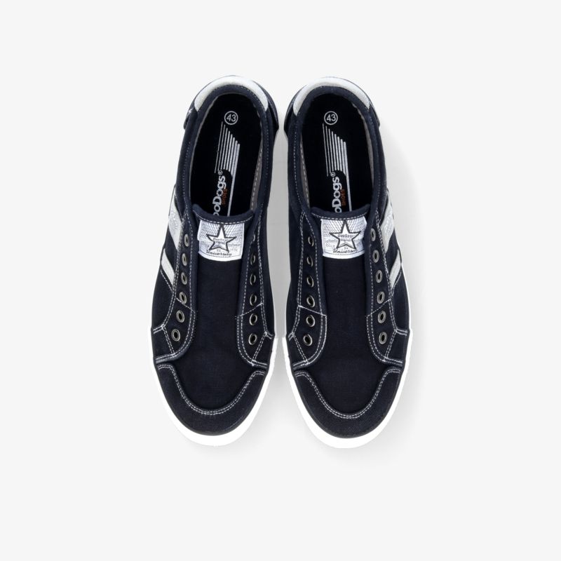 Bequeme blaue Canvas-Sneaker mit weißer Sohle, sportliches Design und modischem Look, von oben betrachtet.