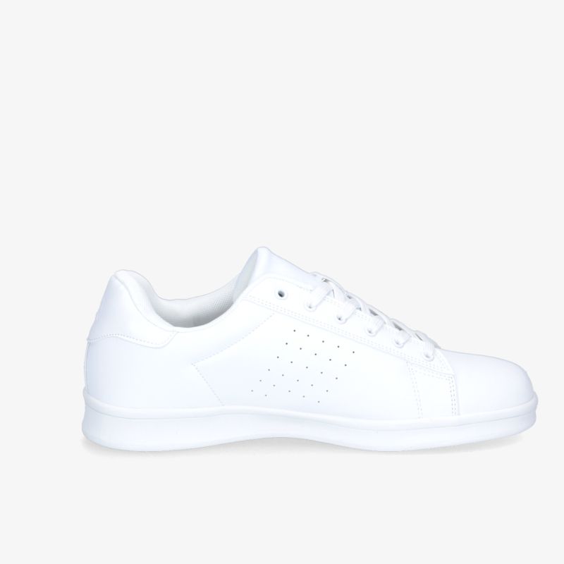 Klassische weiße Sneakers mit perforierten Details für Atmungsaktivität. Zeitloses Design für jeden Anlass.