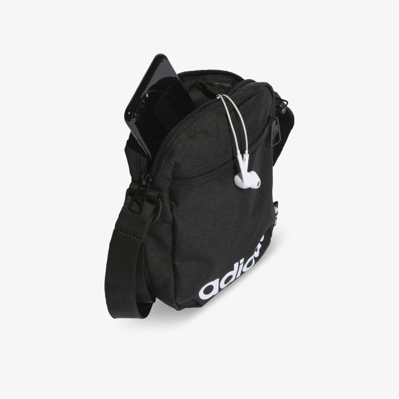 Kompakte schwarze Umhängetasche mit markantem Logo-Design und praktischem Smartphone-Fach.