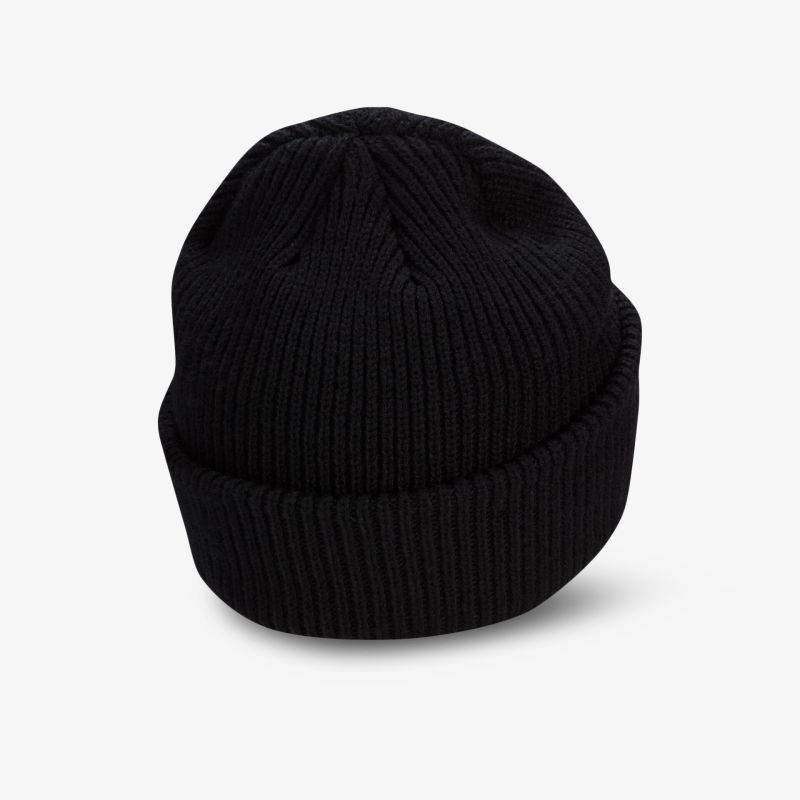 Schwarze Strickmütze mit umgeschlagenem Rand, ideal für kalte Tage, bietet Wärme und Stil.