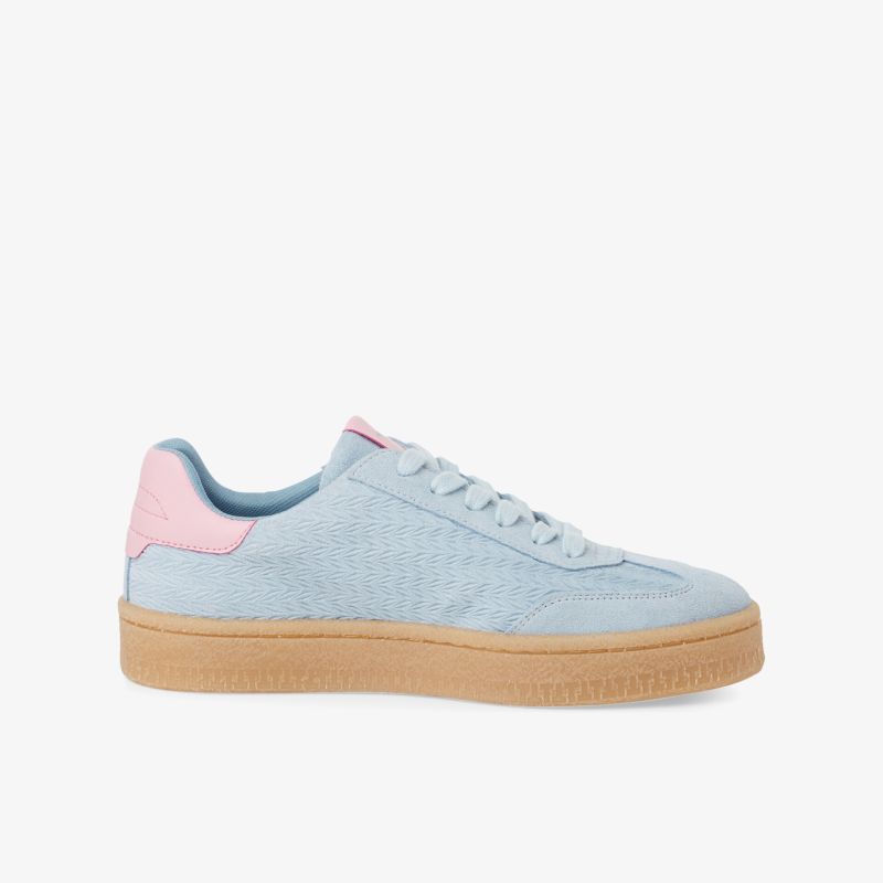 Seitliche Ansicht eines hellblauen Sneakers mit rosa Fersendetail und robuster brauner Gummisohle