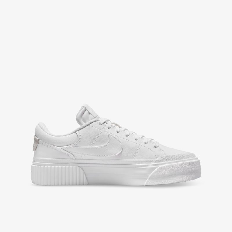 Moderner weißer Sneaker mit robustem Sohlenprofil, ideal für stilvolle Freizeit und Alltag.