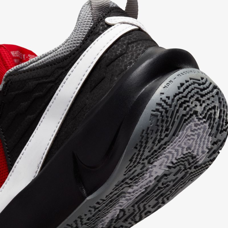 Sportlicher Schuh mit rutschfester Sohle und robustem Design für optimalen Halt und Komfort.