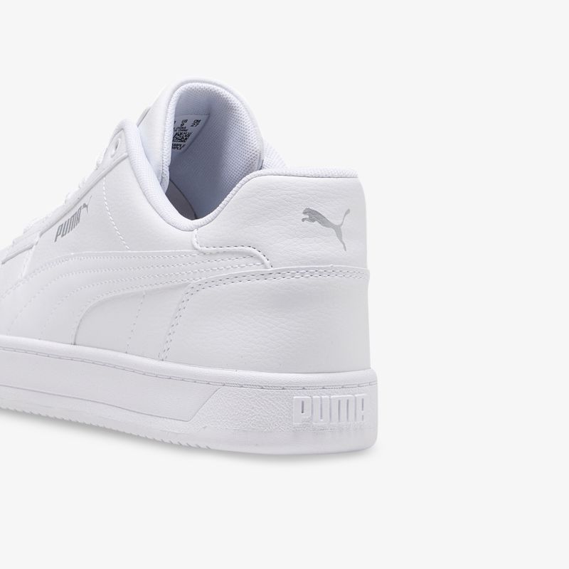 Weißer Puma Sneaker mit sportlichem Design und hochwertiger Verarbeitung aus schräg hinten Blickwinkel