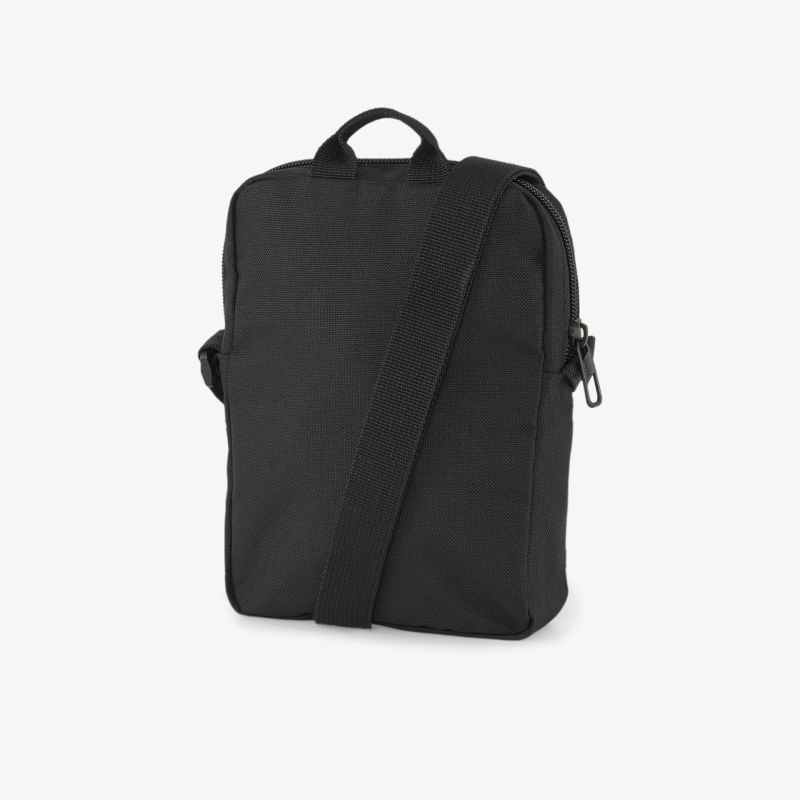 Kompakte schwarze Umhängetasche mit verstellbarem Gurt für vielseitige, modische und praktische Anwendung.