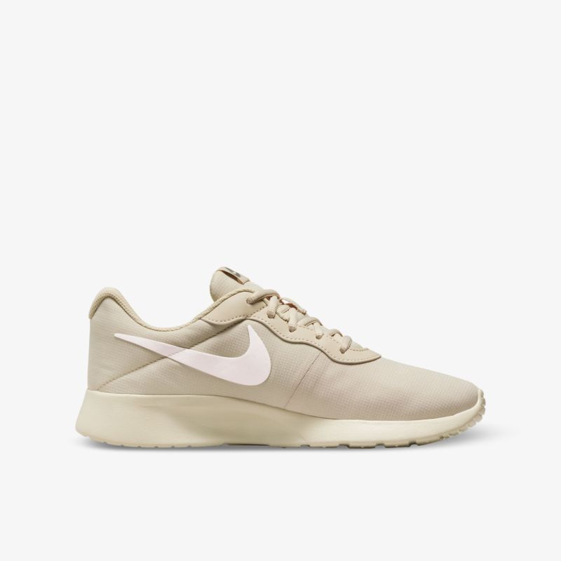Beige Sneaker mit markantem Nike-Logo, bieten Komfort und Stil für den Alltag, ideal für sportliche Aktivitäten