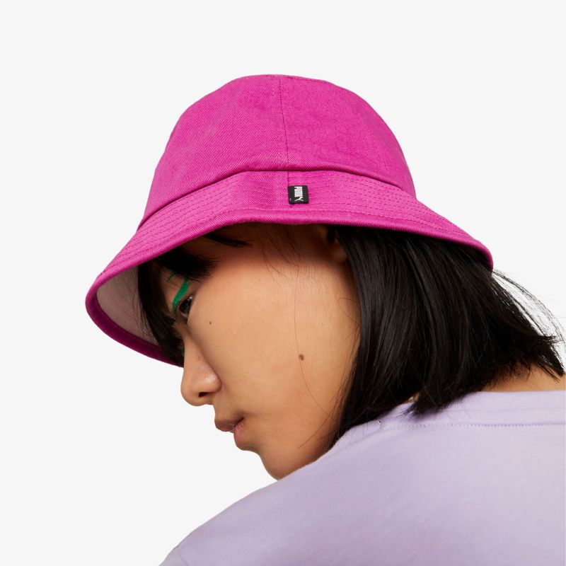 Lebhafter pinker Bucket Hat, der modisches Statement setzt und vielseitig kombiniert werden kann.