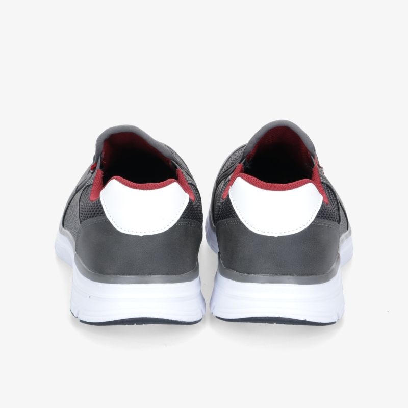 Bequeme Sportschuhe mit modernem Design und rutschfesten Sohlen in klassischer Farbkombination.