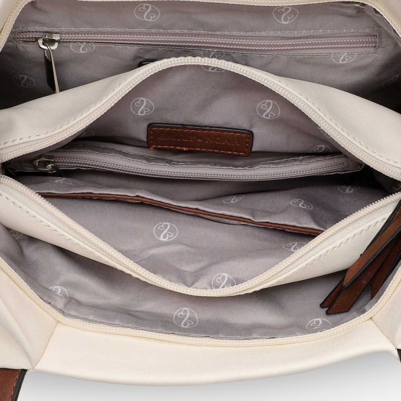 Innenraum einer Tasche mit mehreren Fächern und Reißverschluss für optimale Organisation