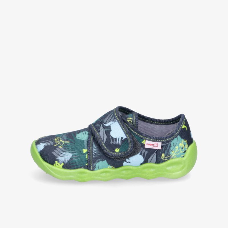 Stylischer Schuh mit buntem Print und griffiger grüner Sohle. Praktischer Klettverschluss für einfaches An- und Ausziehen.