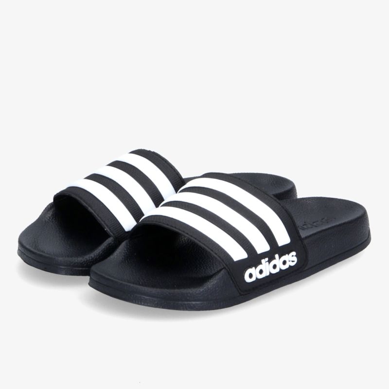 Adidas Badeschlappen in Schwarz und Weiß mit markanten Streifen für optimalen Komfort und rutschfesten Halt.