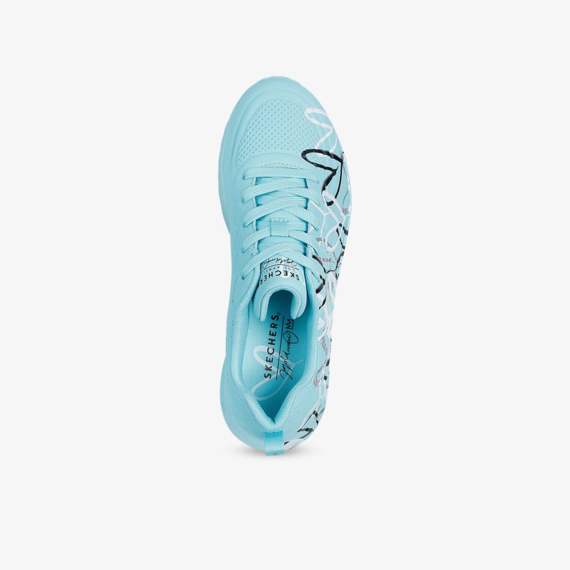 Leichter sportlicher blauer Turnschuh mit atmungsaktivem Material und komfortabler Passform, Draufsicht von oben