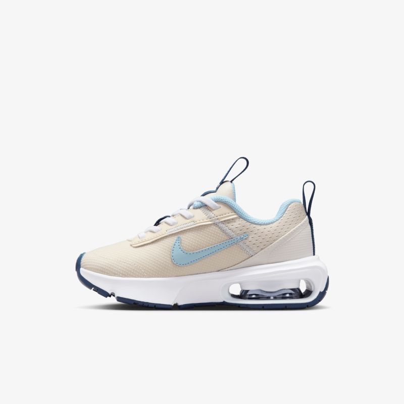 Leichter Sneaker in Beige mit blauem Nike-Logo und sichtbarer Dämpfung für optimalen Komfort und Halt