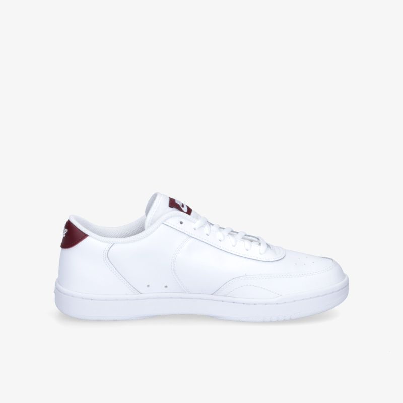 Weißer Sneaker mit rotem Akzent, elegant und vielseitig für den täglichen Gebrauch.